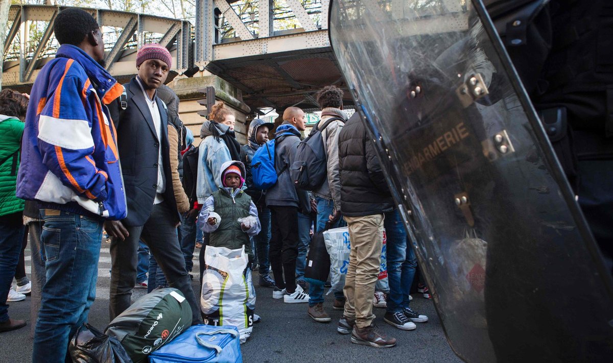 Iš Paryžiaus migrantų stovyklos evakuota daugiau kaip 1 tūkst. žmonių