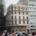 Mėgėjiškame vaizdo įraše užfiksuoti iš degančio Graikijos banko pastato bandantys ištrūkti darbuotojai