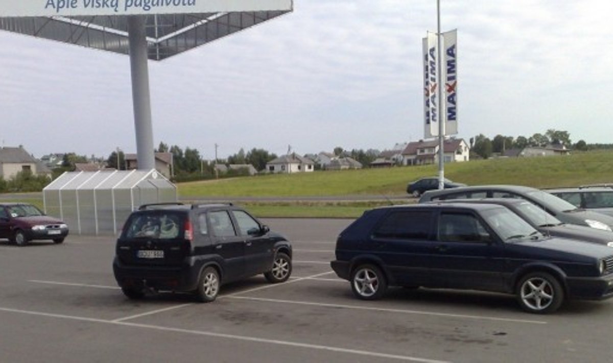 Parkavimas prie Molėtų prekybos centro „Maxima“