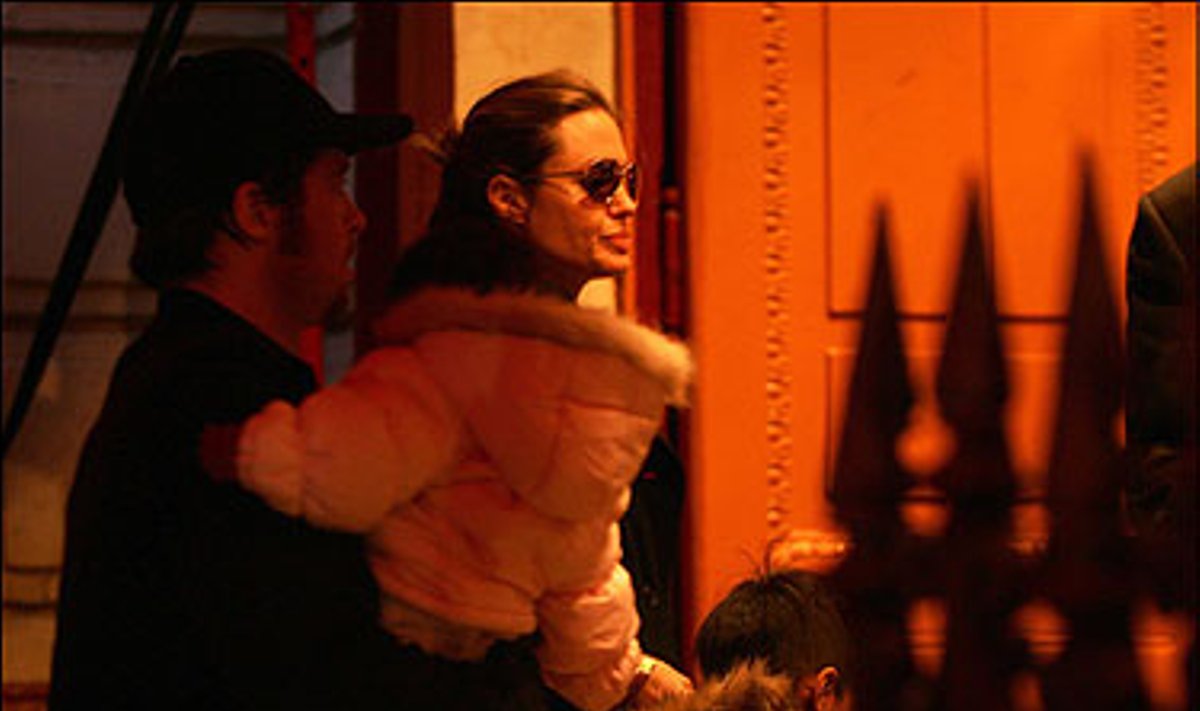 Angelina Jolie ir Bradas Pittas su savo įvaikiais Maddoxu ir Zahara. 