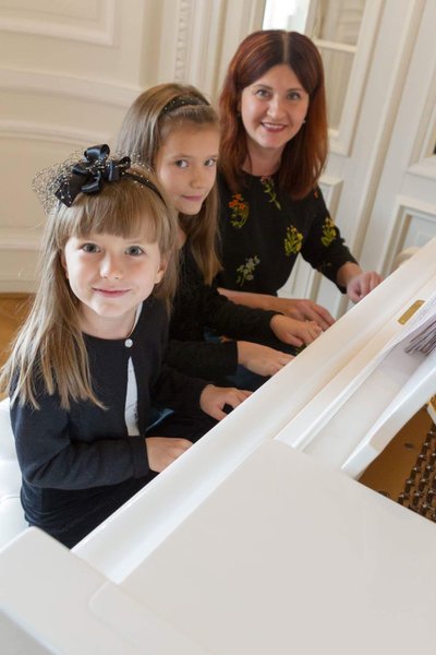 Rūta Mikelaitytė-Kašubienė su dukromis