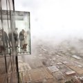Kraują stingdanti akimirka: turistams stovint dangoraižio apžvalgos balkone po kojomis suskilo stiklas