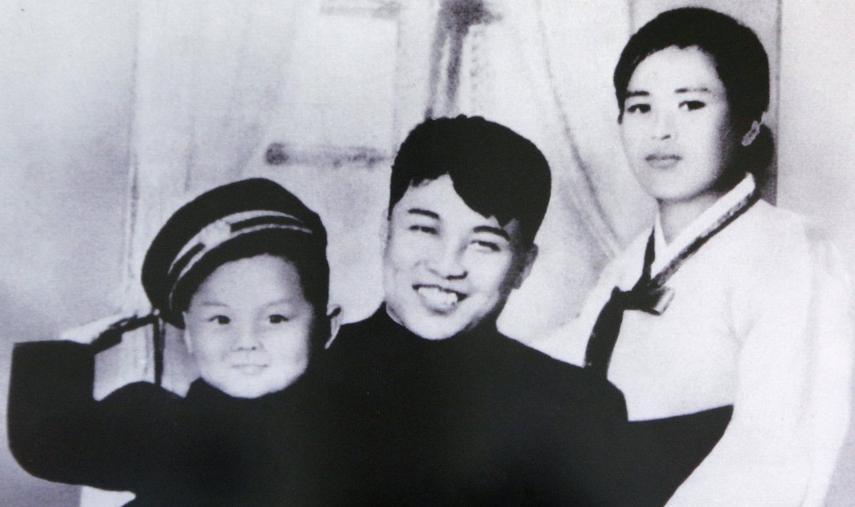 Kim Il Sungas (Kim Ir Senas) su žmona ir sūnumi Kim Jong Ilu (KIm Čen Iru)