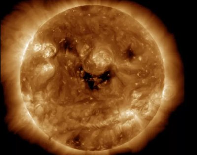 Saulės šypsnis rodo dėmes, iš kurių išsiveržė plazmos pliūpsniai.