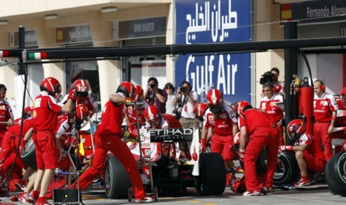 Felipe Massa "Ferrari" komandos mechanikų apsuptyje
