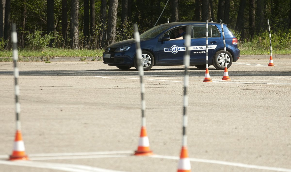 Laikydami vairavimo egzaminą vairuotojai turės pademonstruoti taupaus vairavimo žinias