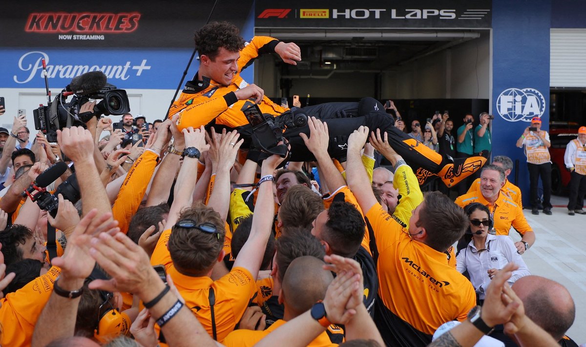 Lando Norrisas švenčia pirmąją karjeros pergalę „Formulės 1“ lenktynėse