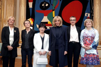 Laureatės: Karen Hallberg, Claire Voisin, Maki Kawai, Najat Aoun Saliba, Ingrid Daubechies su Brigitte Macron (viduryje)