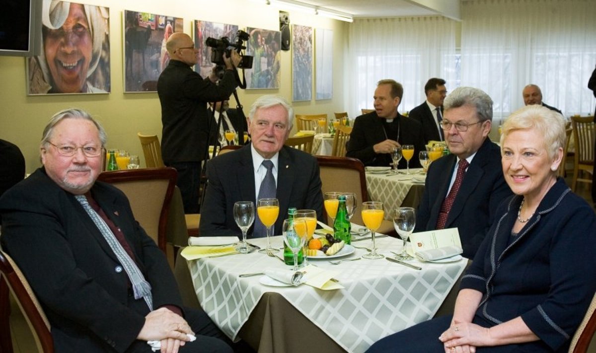Maldos pusryčiai. Iš kairės: Vytautas Landsbergis, Valdas Adamkus, Česlovas Vytautas Stankevičius, Irena Degutienė.
