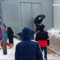 Migrantų vaikų ir serbų policininko sniegos mūšis išpopuliarėjo internete