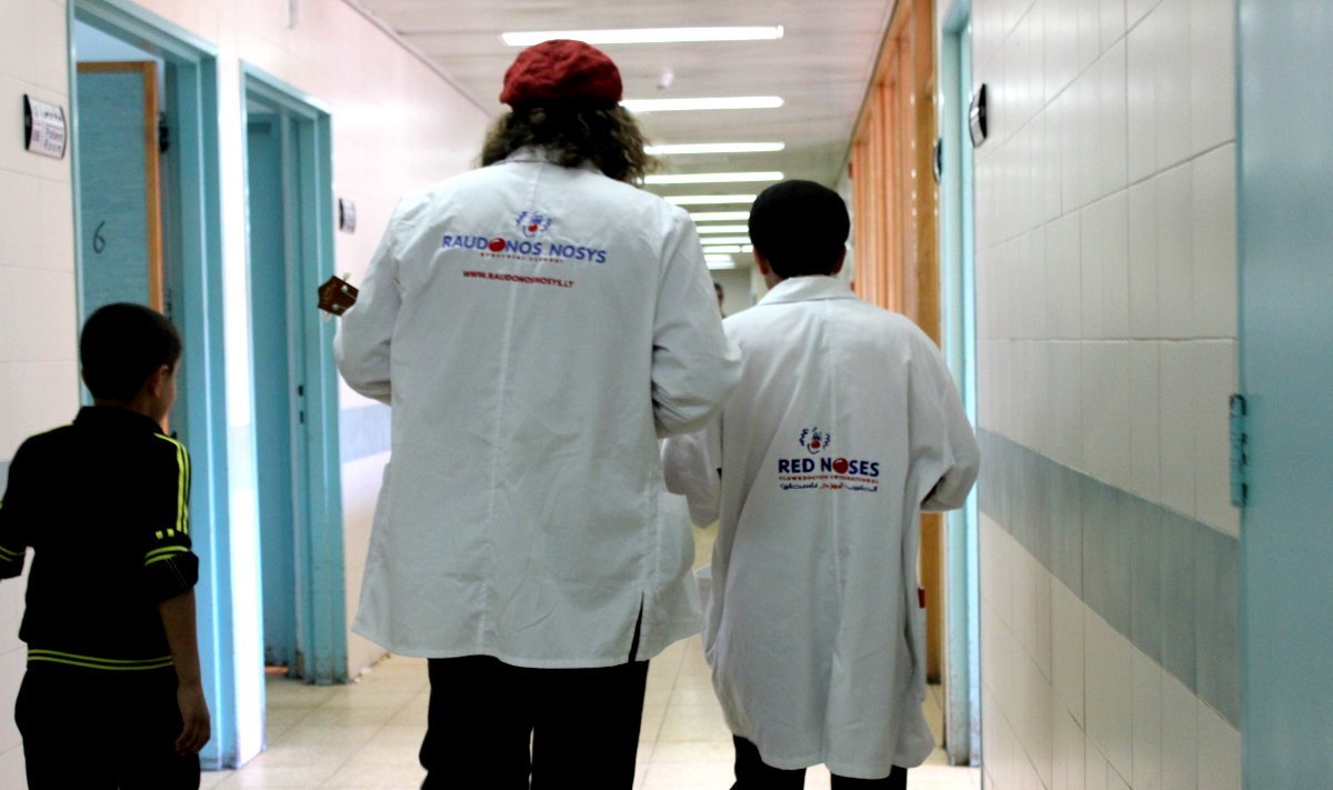 "RAUDONOS NOSYS Gydytojai klounai" Palestinoje