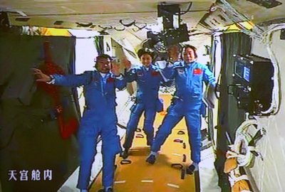 Kinijos astronautai vykdo misiją kosmose.