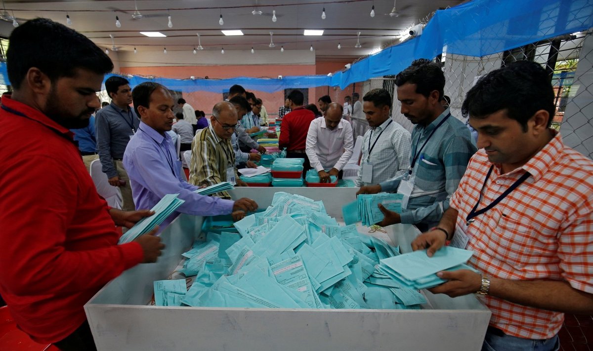 Indijoje pradėti skaičiuoti parlamento rinkimuose atiduoti balsai