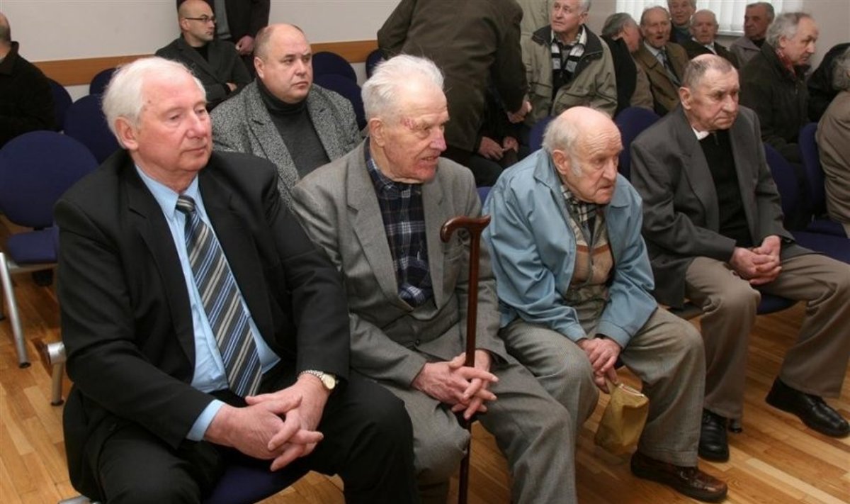 M.Misiukonis (pirmas iš kairės)