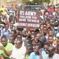 Tūkstančiai žmonių Nigeryje reikalauja, kad JAV kariai pasitrauktų iš šalies