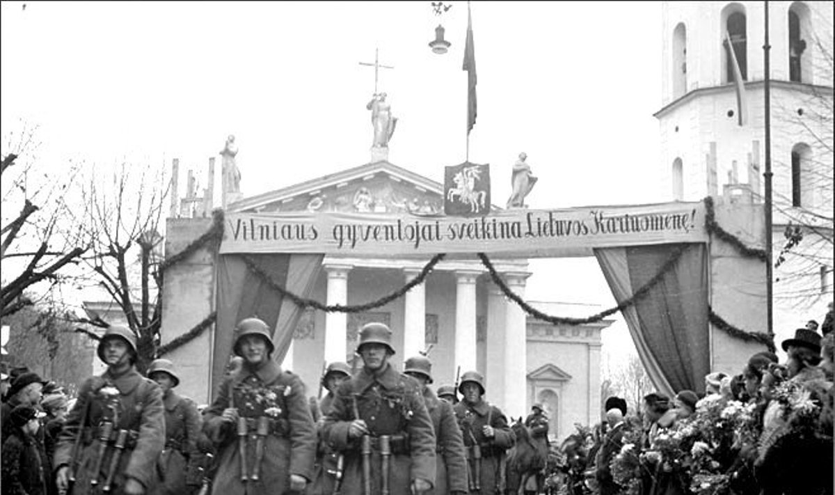 Lietuvos kariuomenės paradas Katedros aikštėje. 1939 m. lapkričio 15 d.