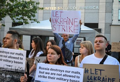 Protestas prie JAV ambasados Kijeve, prašoma leisti panaudoti ginklus Rusijos teritorijoje