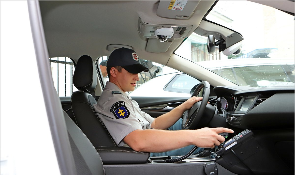 Šalies keliuose – dešimtys naujų policijos automobilių "Opel Insignia"