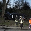 Vilniaus pakraštyje BMW rėžėsi į medį, sužaloti trys žmonės, du jų prarado sąmonę