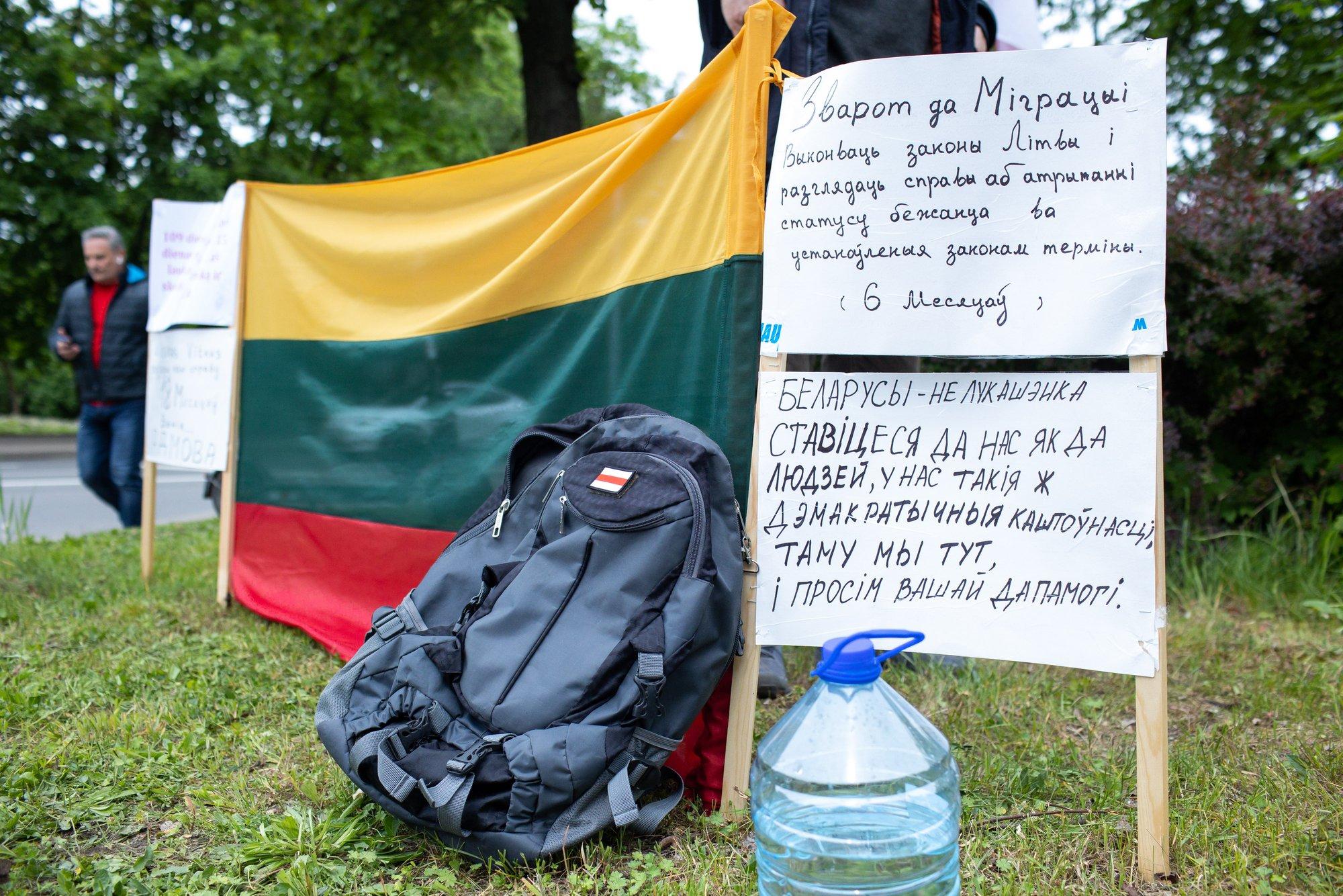 Белорусский политбеженец объявил голодовку под Департаментом миграции Литвы  - Delfi RU