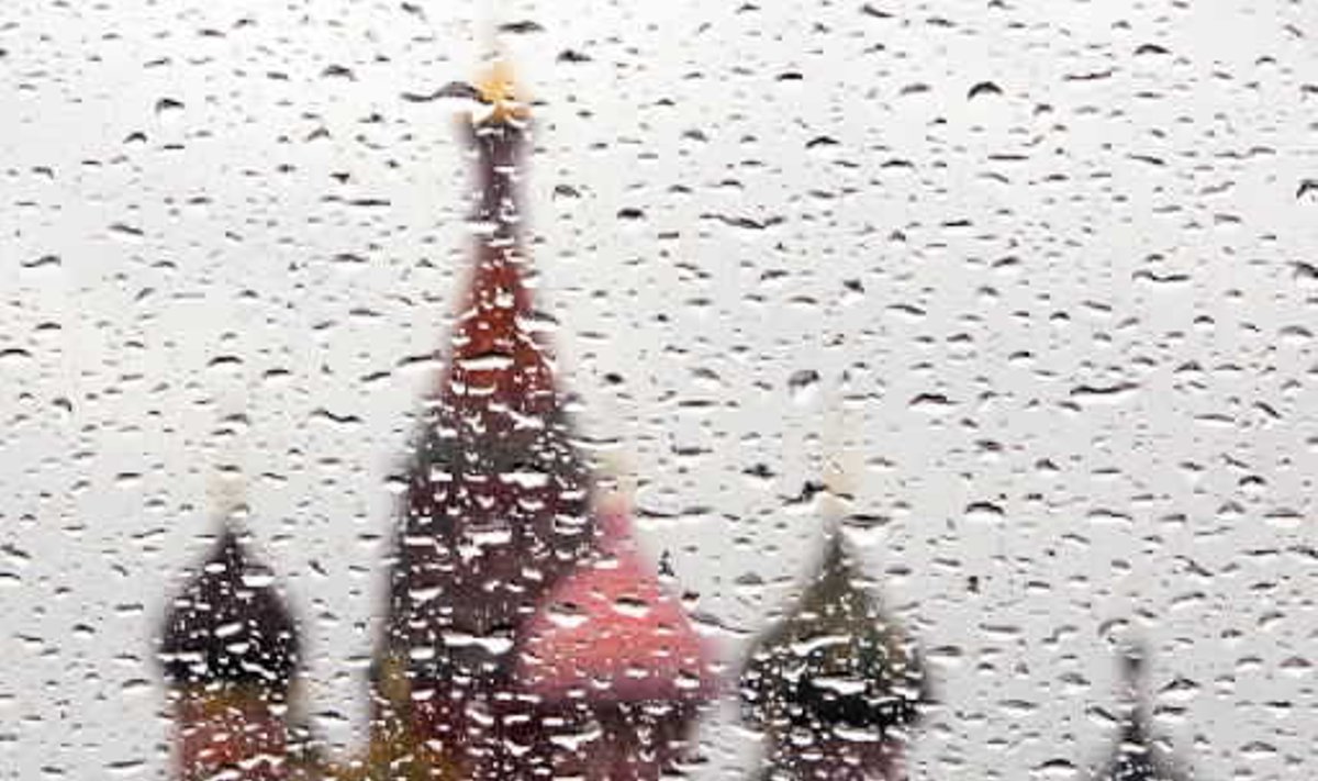 Šv.Bazelio katedra Maskvos Raudonojoje aikštėje, matoma pro aplytą langą. Maskvoje, kaip ir didžiojoje Europos dalyje, vis dar tvyro neįprastai šaltas gegužei oras.