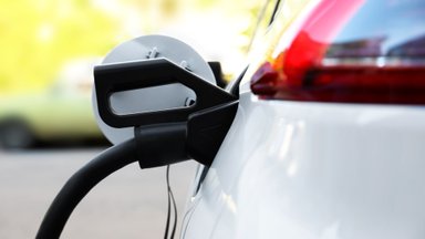 Ateityje išmanios elektromobilių įkrovimo stotelės atliks daugiau funkcijų: spręs ir elektros trūkumo problemas
