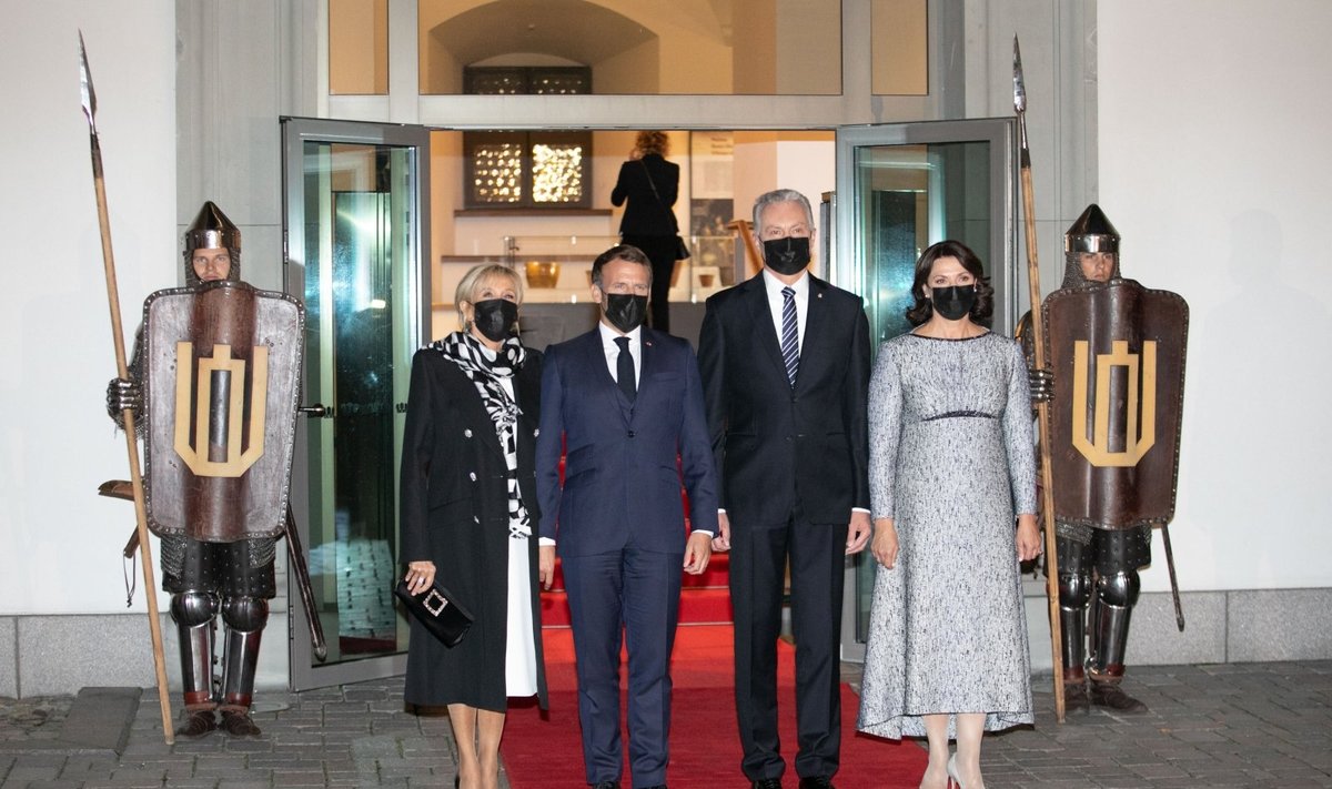 Prancūzijos prezidentas Emmanuelis Macronas su pirmąja dama pakviestas į iškilmingą vakarienę valdovų rūmuose