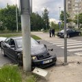 Vilniuje prisivažinėjo girtas vairuotojas: rėžėsi į prie perėjos sustojusį BMW bei apgadino apšvietimo stulpą