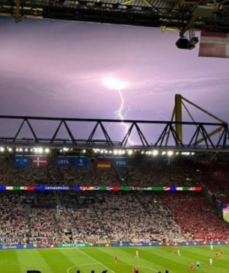 Dortmunde - įspūdingi liūties vaizdai: sustabdytos Euro 2024 aštuntfinalio Vokietijos - Danijos rungtynės
