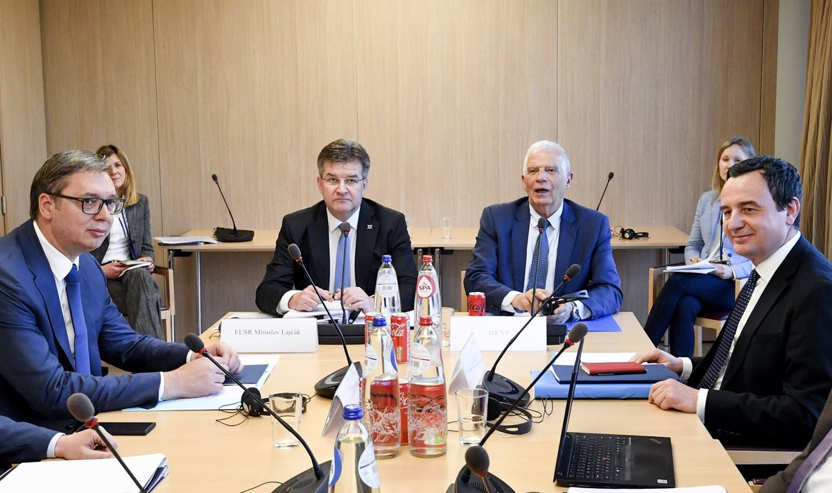 Serbijos prezidentas Aleksandras Vučičius (kairėje), ES vyriausiasis įgaliotinis užsienio politikos reikalams Josepas Borrellis (vidurinis dešinėje) ir Kosovo premjeras Albinas Kurtis