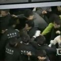 Pietų Korėjos parlamente opozicijos deputatai susirėmė su apsauga