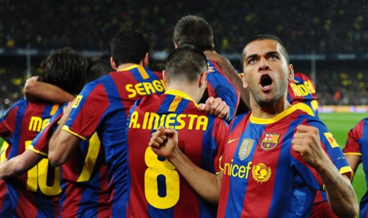 D.Alvesas ir "Barcelona" futbolininkai triumfuoja po įvarčio