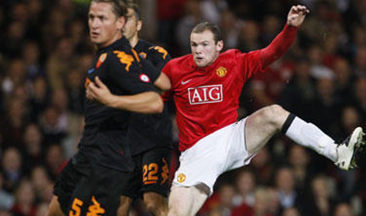 Wayne'as Rooney ("Manchester United") kovoja su "Roma" futbolininkais