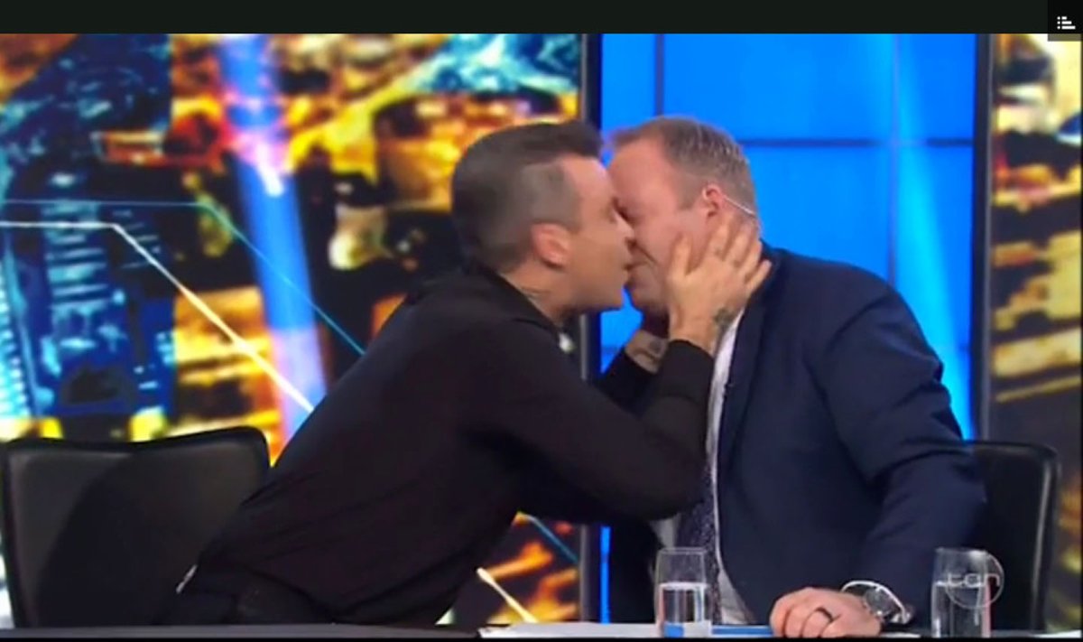 Robbie Williamsas bučiuoja laidos vedėją