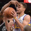 S. Curry taiklumas – beribis: į „Spurs“ krepšį pataikė iš 20 m