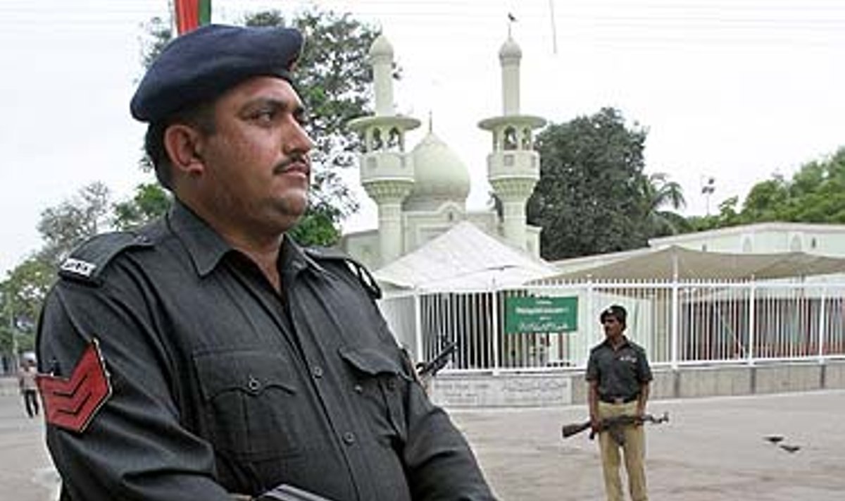 Pakistano policininkai saugo teritoriją prie mečetės Karačyje.