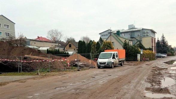 Rekonstrojama gatvė Plungėje sudomino archeologus: šiurpus radinys paskatino spėliones