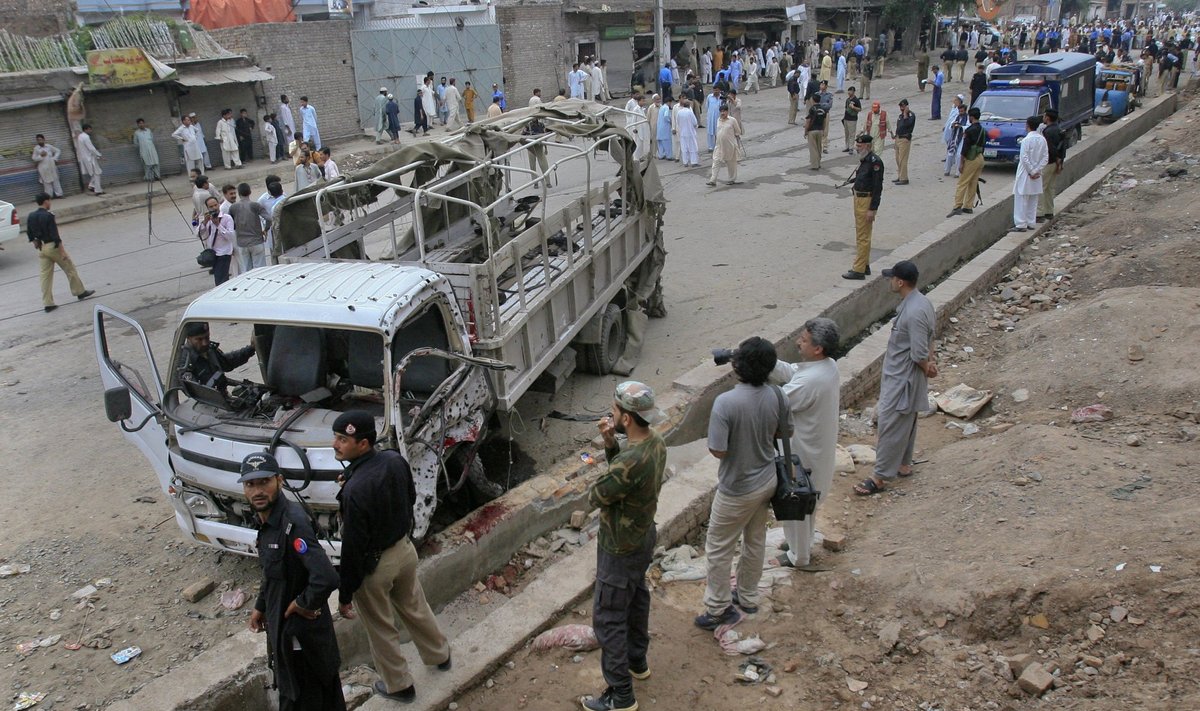 Per sprogimą ir savižudės išpuolį Pakistane žuvo mažiausiai šeši žmonės