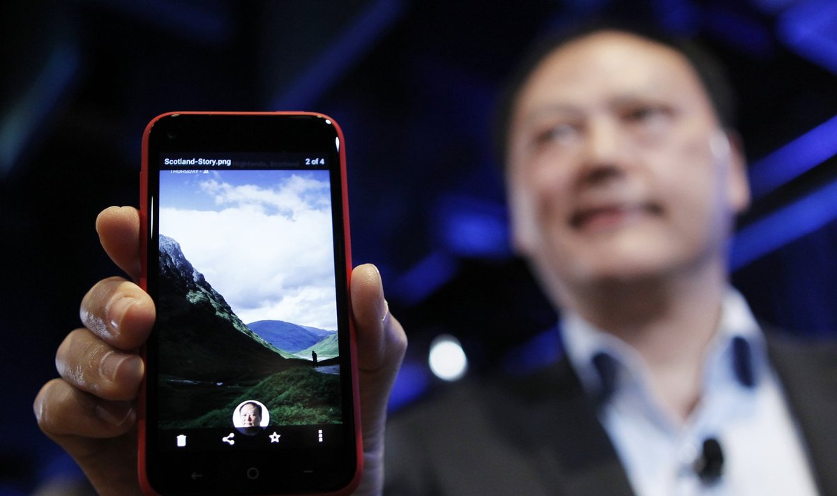 HTC vadovas Peteris Chou rankose laiko "HTC First" išmanųjį telefoną