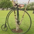 Keliautojai su senoviniais dviračiais iš Paryžiaus atvažiavo į Londoną