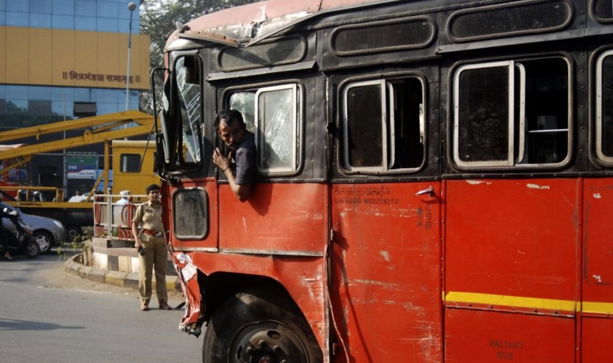 Indijoje įsisiautėjęs vairuotojas autobusu suvažinėjo 9 žmones