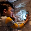 Po naujausio tyrimo – liūdnos išvados dėl telefonus naudojančių vaikų: stebina tėvų elgesys
