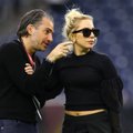 Lady Gaga susižadėjo su 17 metų vyresniu mylimuoju, savo agentu Ch. Carino