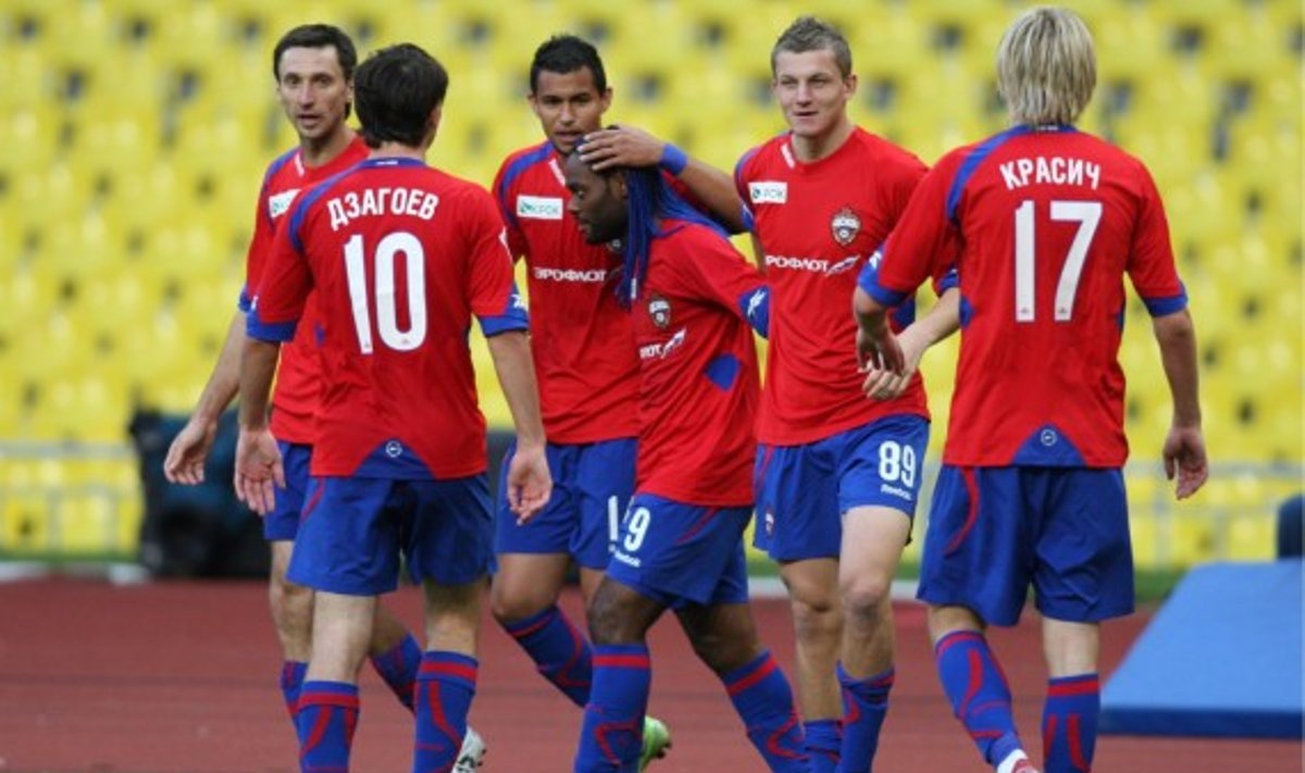 D.Šemberas (kairėje) ir CSKA futbolininkai