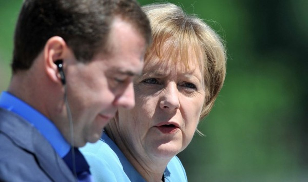 Dmitrijus Medvedevas ir Angela Merkel