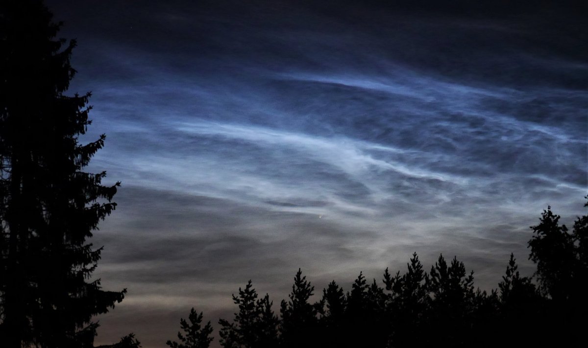 Liepos danguje įspūdingi sidabriškieji debesys ir nauja kometa