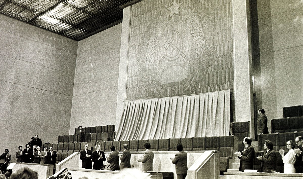1990 kovo 11d. Seimas skelbia Lietuvos nepriklausomybės atkūrimo aktą
