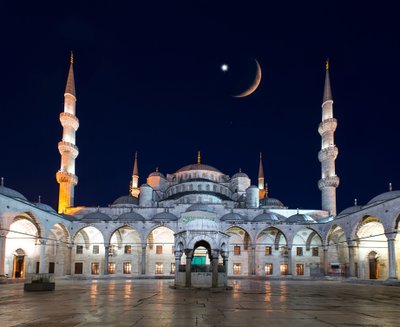 Musulmoniškose šalyse Ramadano pabaigą sulig jaunu mėnuliu vainikuoja didžiulė šventė