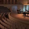 Dėl apribojimų Rusijos pianistas grojo tuščioje salėje