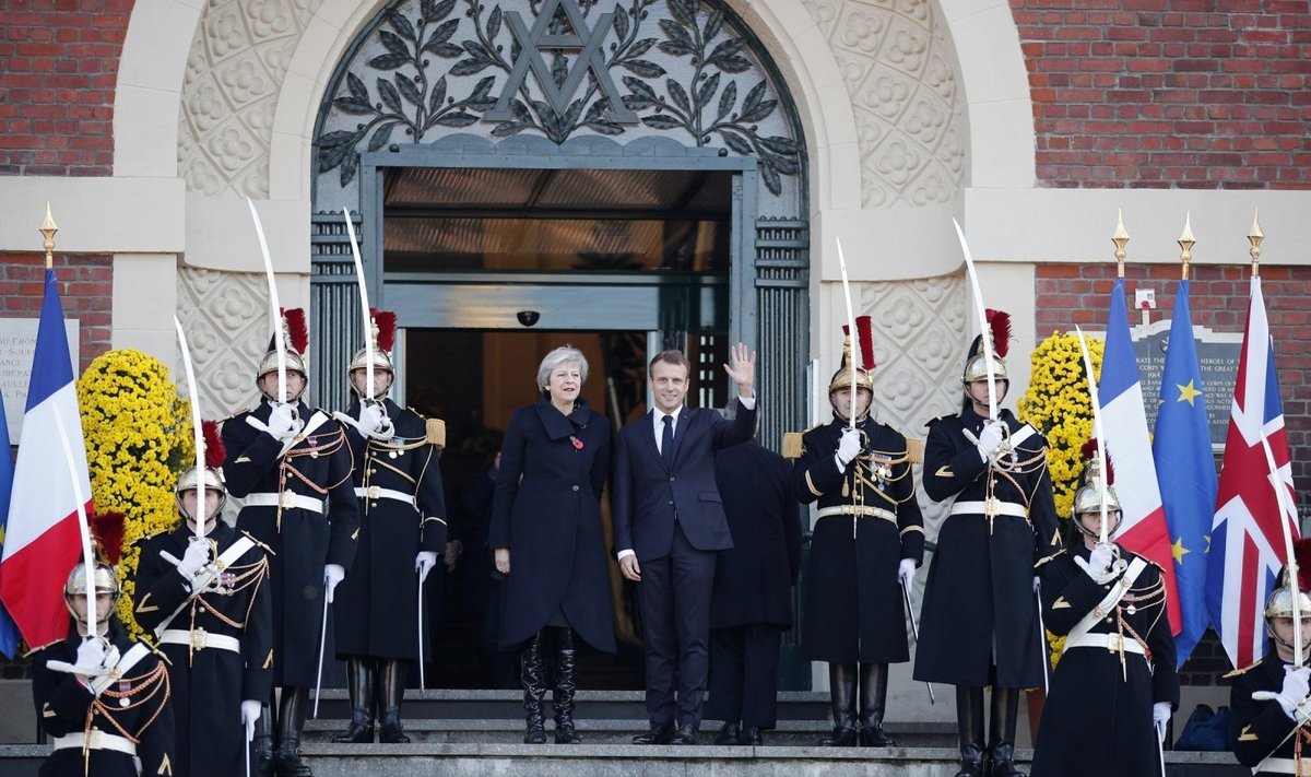 Theresa May ir Emmanuelis Macronas dalyvauja Pirmo pasaulinio karo pabaigai skirtame minėjime